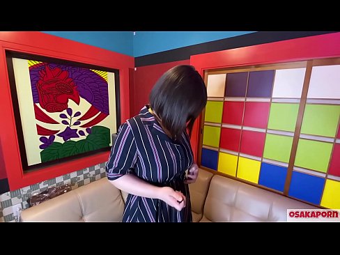 ❤️ Cutie Japanese pẹlu awọn omu nla ṣe baraenisere pẹlu awọn nkan isere ibalopọ ati pe o ni orgasm kan. O sọrọ ninu ifọrọwanilẹnuwo kan nipa iriri onibaje rẹ. Awọn ori omu nla ati obo ti o ni irun ti n kerora. Osaka onihoho ❤️ Ibalopo